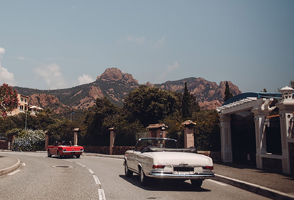 voitures de collection cabriolets en balade