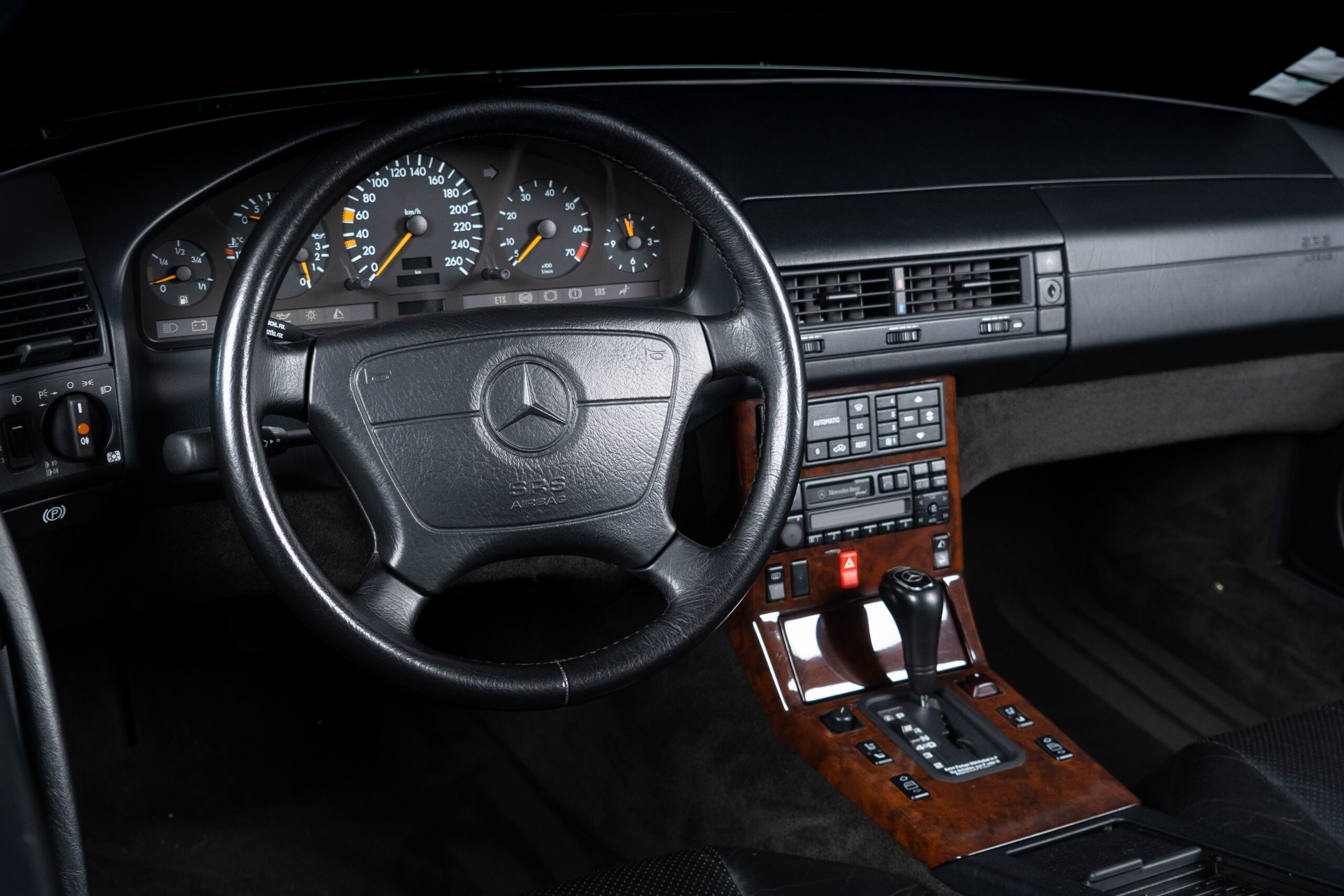 320_SL-Mercedes-18