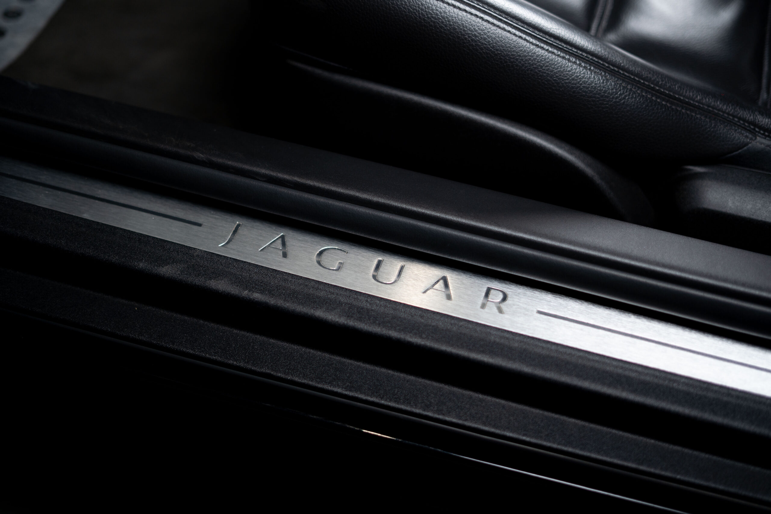 Jaguar-XKR-noire-53