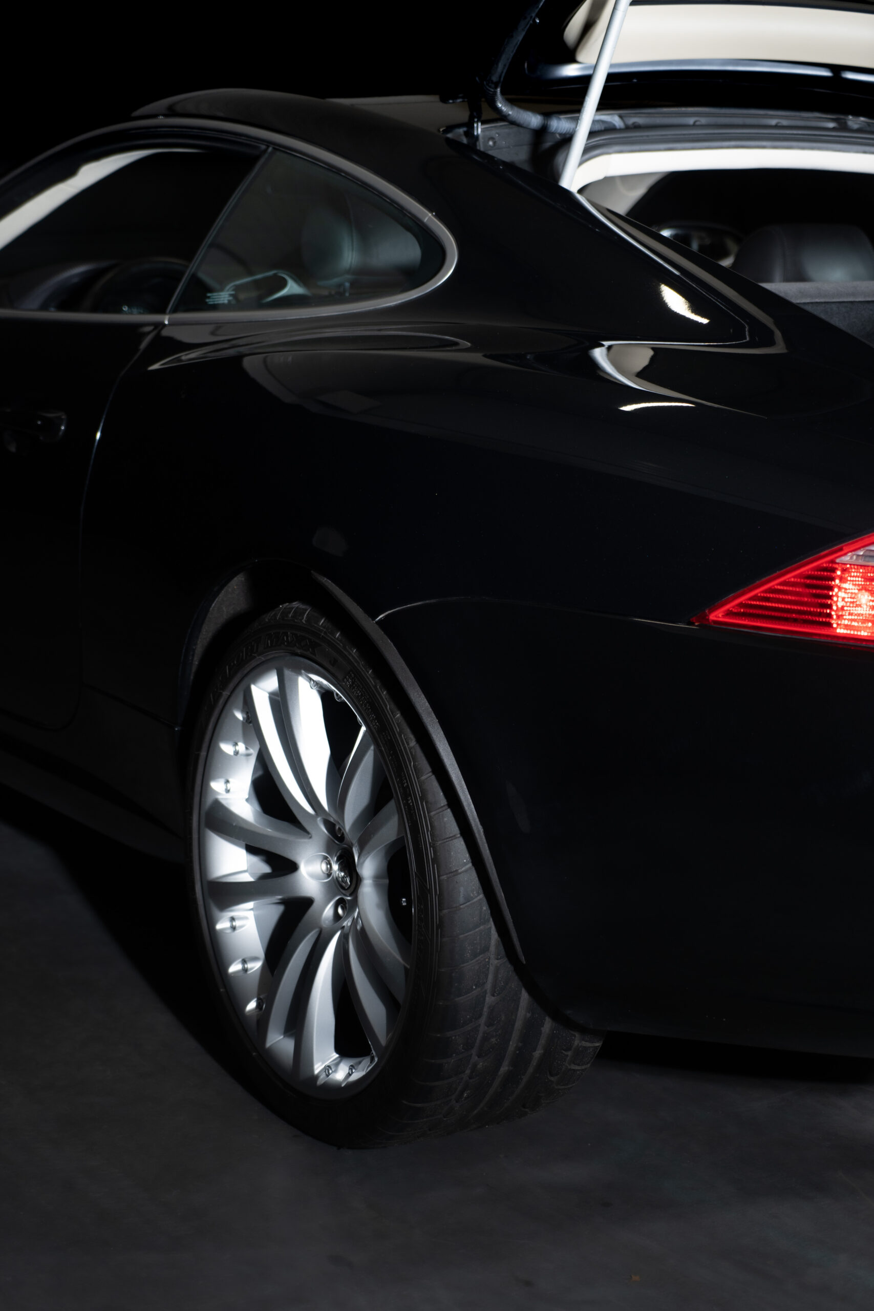 Jaguar-XKR-noire-69