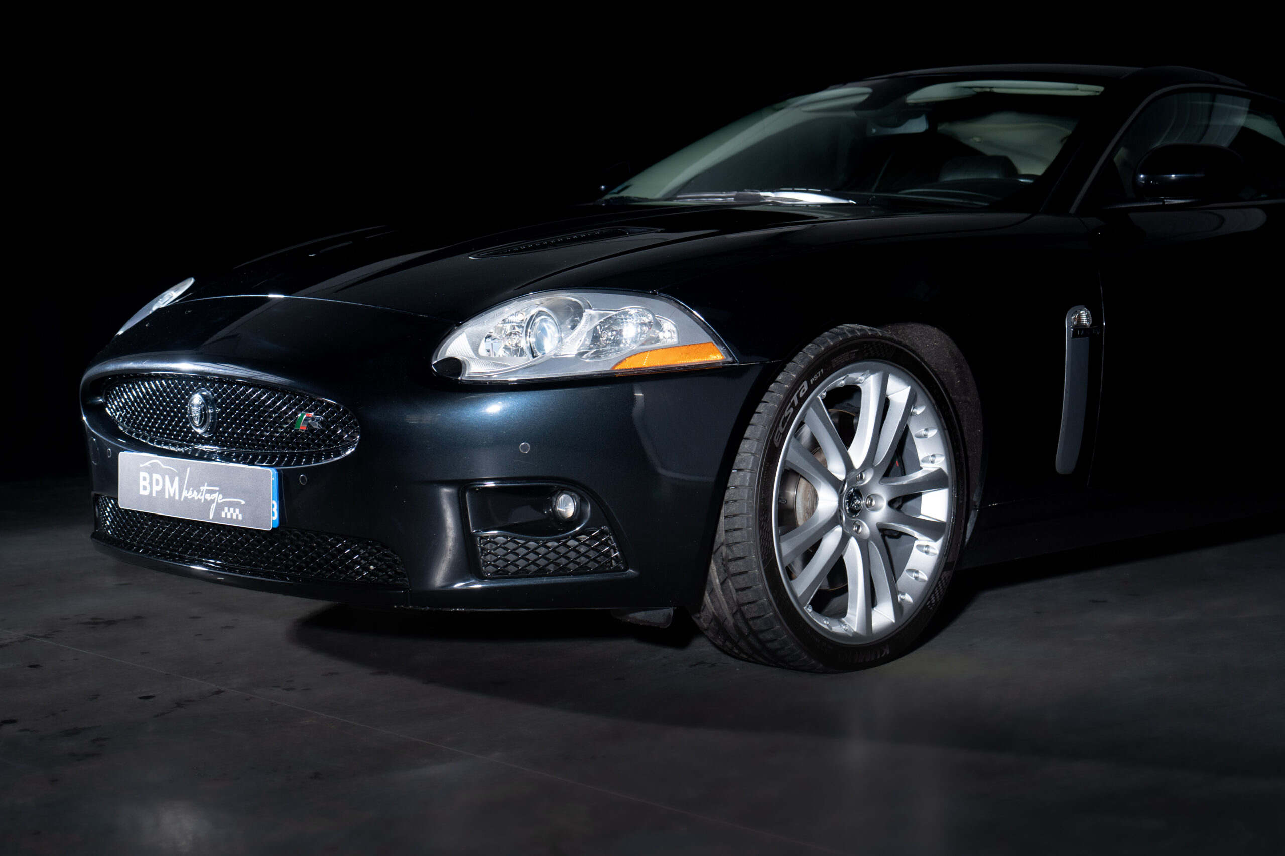 Jaguar-XKR-noire-7